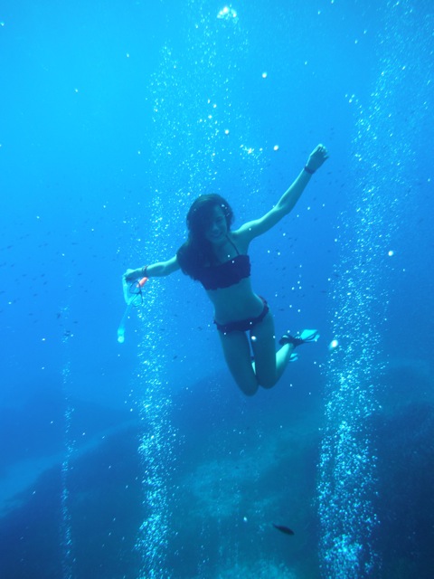 Nage sous-marine dans les bulles