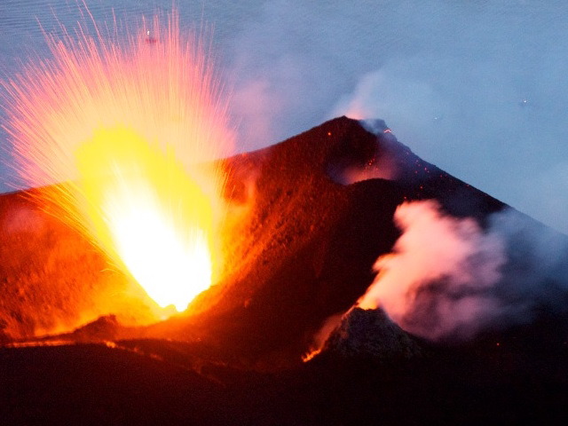 Stromboli en Eruption avec Fumées
